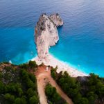 Οι 10 Καλύτερες Παραλίες στην Ελλάδα – και Πού να Μείνετε Κοντά